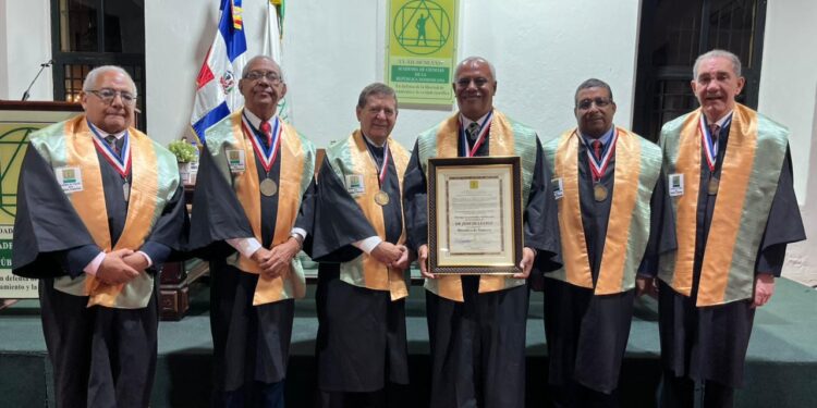 SANTO DOMINGO.– El historiador y profesor universitario Dr. Juan de la Cruz fue investido este jueves como Miembro de Número de la Academia de Ciencias de la República Dominicana (ACRD),