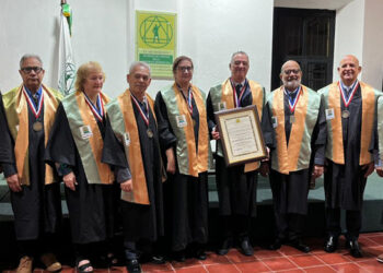 Derecha: 👈Odalis Pérez, José Enríquez DelMonte, Manuel García Cartagena, José Maria Paz Gago, Irene Pérez Guerra, Rafael Morla,Liliana Olloqui de Montenegro,Plenio Chain y José Mármol.