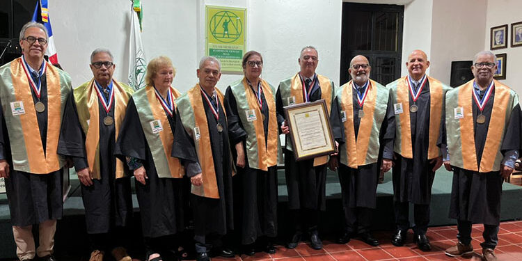 Derecha: 👈Odalis Pérez, José Enríquez DelMonte, Manuel García Cartagena, José Maria Paz Gago, Irene Pérez Guerra, Rafael Morla,Liliana Olloqui de Montenegro,Plenio Chain y José Mármol.