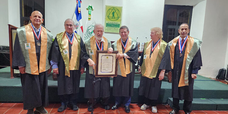 Academia de Ciencias reconoce al arqueólogo Daniel Shelley por su legado en la investigación histórica