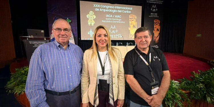Manuel García Arévalo, presidente de la Fundación García Arévalo; Kathleen Martínez, arqueóloga y Adolfo López, presidente del comité organizador del XXXI Congreso Internacional de Arqueología del Caribe.