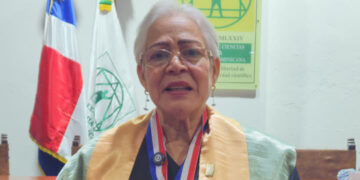 Investigadora expone su trayectoria de 40 años dedicada a la conservación ambiental