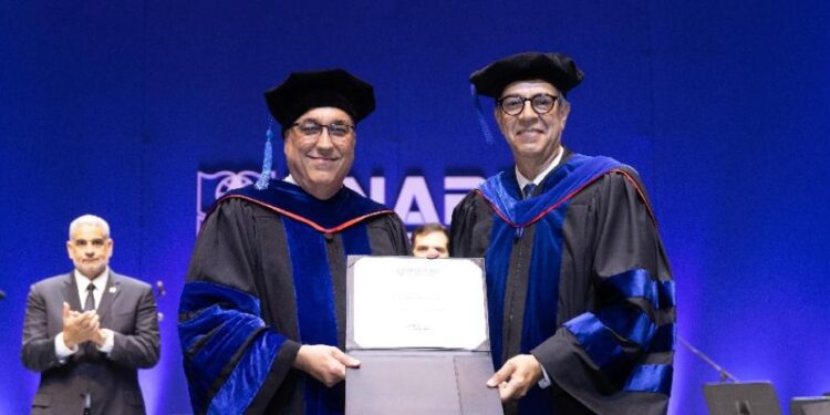 La Universidad APEC (Unapec) otorgó al escritor, poeta, ensayista y filósofo José Mármol el título de Doctor Honoris Causa en Humanidades.Externa