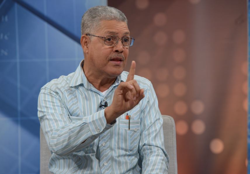 Luis Carvajal agradece respaldo de la Academia de Ciencias ante amenazas e intentos de chantaje